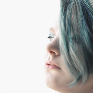 Логотип @truetruetoo - Девушка с татуировкой коробки