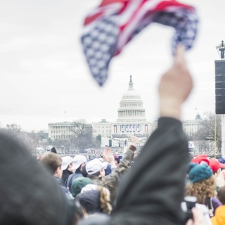 Логотип @trumpolitika - Американская политика в эпоху Трампа