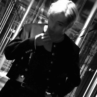 Логотип @tryisok - золотой цветок.