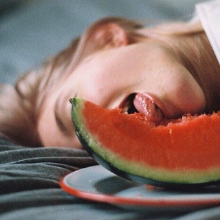 Логотип @tvoim_o4am_tyt_spodobaetsya - Яку роль тут грає виховання..