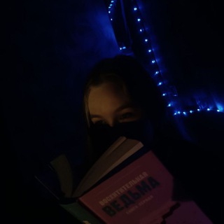 Логотип @twixbooks - твикс с книгами📚