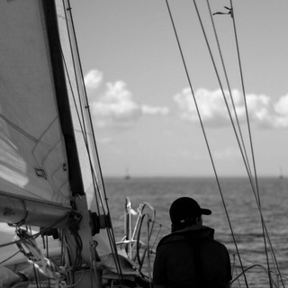 Логотип @undersail - Под парусом