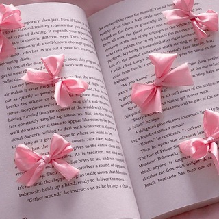 Логотип @unmundodesuenhosliterarios - Entre letras olvidadas