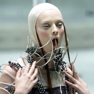 Логотип @untrustworth - Ненадежный рассказчик