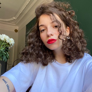 Логотип @urfavjewishgirl - еврейка у микрофона