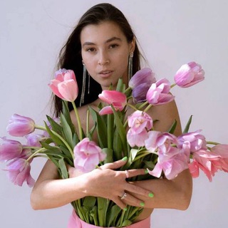 Логотип @valeraposmotrela3 - Валера Посмотрела 💚