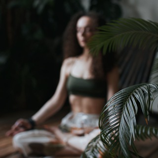 Логотип @valleriekupoems - Тише. Лерман пишет 📝