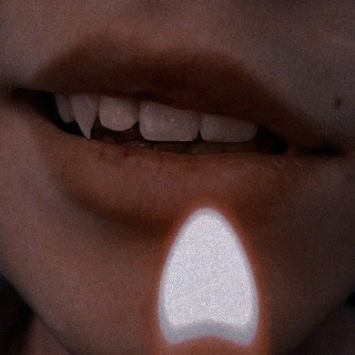 Логотип @vampire_castle - вампир.