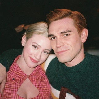 Логотип @vampireandwoolf - 𝙨𝙘𝙚𝙣𝙚𝙫𝙖𝙥𝙞𝙧𝙚𝙨