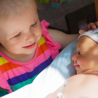 Логотип @varyaalisa - Варя и Алиса