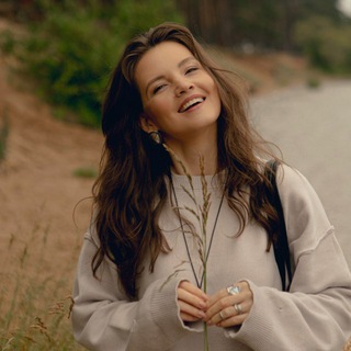 Логотип @vavdeyukekaterina - Стилист для простых смертных