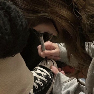 Логотип @vaveciir - переезд / вампир с гитарой.