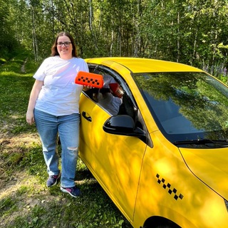 Логотип @vedro_molnia - Белая молния и желтое ведро такси