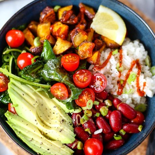 Логотип @vegumeda - УМ Еда. Вегетарианские рецепты