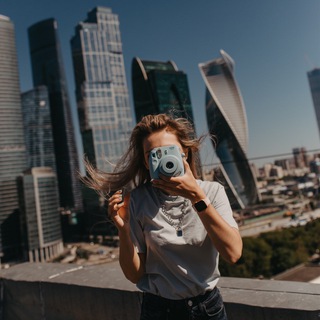 Логотип @veronikasays - Локации для фотооткрыток и блога