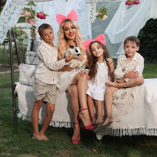 Логотип @vikaa_tre - Успешная мама▫️семья, мотивация,всё о еде.