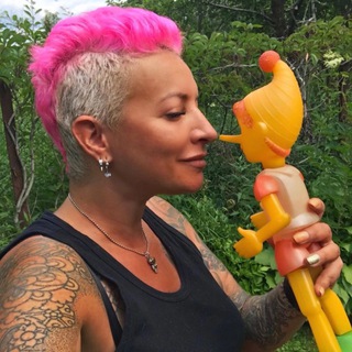 Логотип @viketz_off - Голая женщина в метро