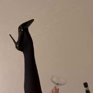 Логотип @viktoriia_vizhu - VIZHU | дизайн и фриланс