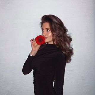 Логотип @vikusikvvs - V.