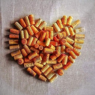 Логотип @vinarossii - О винах России. С любовью.