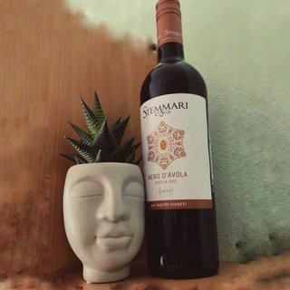 Логотип @vinodelna37 - и вкусно и грустно(вино) 🎈