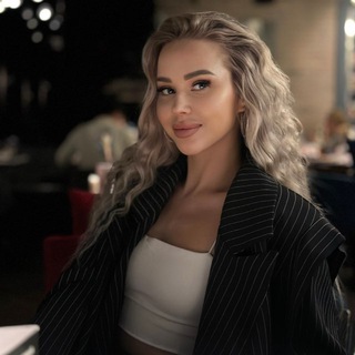 Логотип @violetta_fender - Виолетта - миллионы на бьюти 💸