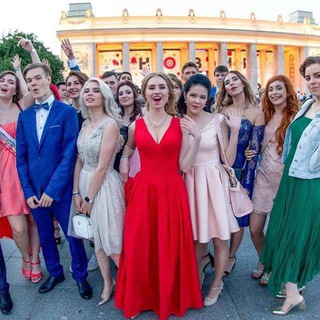 Логотип @vipusknoi23 - В чем на выпускной?