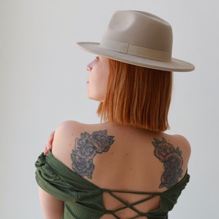 Логотип @vita_che - Вита. Мама с ноутбуком