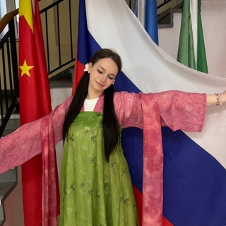 Логотип @viviesolo - виви в китае 🇨🇳