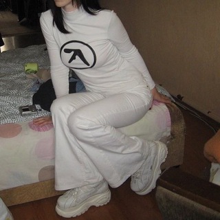 Логотип @vladaawow - vlädöchkä