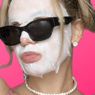 Логотип @vodkasbeauty - девочка с тюбиками