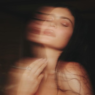 Логотип @vogueischat - V O G U E чат