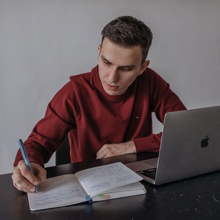 Логотип @vovastartup - Вова делает стартап