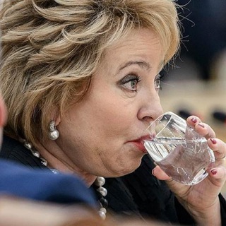 Логотип @vpitere_vodca - В ПИТЕРЕ ПИТЬ !