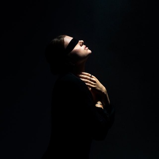 Логотип @vvarriaaa - OPOCHLAET
