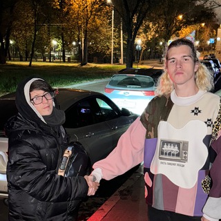 Логотип @vyhinotut - Кто в Выхино?