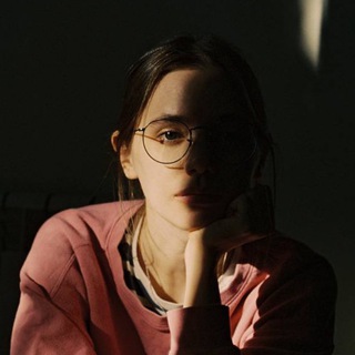 Логотип @wallflowernew - • цветок у стены •