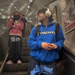 Логотип @wbshmotst - 𝐖𝐁 𝐒𝐓𝐑𝐄𝐄𝐓