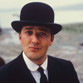 Логотип @weeklyeng - English Weekly