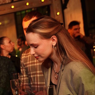 Логотип @what_we_got_chat - деловая Лера на связи