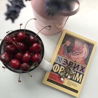 Логотип @whatarewereading - Что читаем?