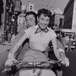 Логотип @whatsheiswatching - i’ll watch what she’s watching