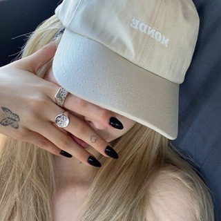 Логотип @whereshe - спит сладкая