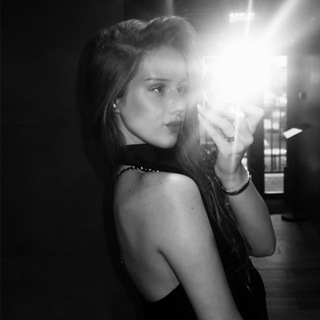 Логотип @whocalledmari - too glam to give a damn