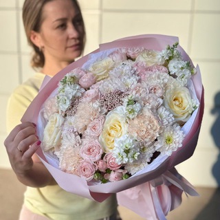 Логотип @withlovvesss - с любовью 💋