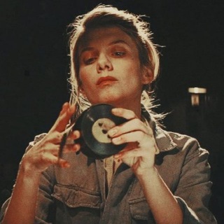 Логотип @woman_watches - Женщина смотрит