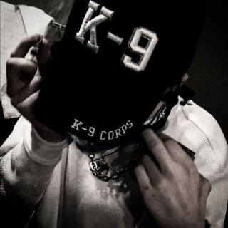 Логотип @xllabelit - девиантный хмырь.