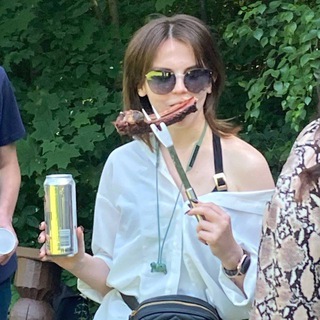 Логотип @yaebalmenyaebali - дом с говном