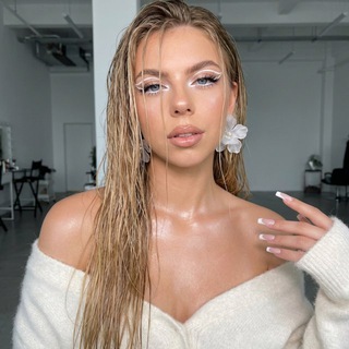 Логотип @yanaspeak - Яна вещает о продажах🎤💸