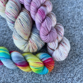 Логотип @yarndye - КРАШУ ПРЯЖУ